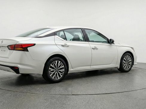 Used 2025 Nissan Altima 2.5 SV FWD image 9