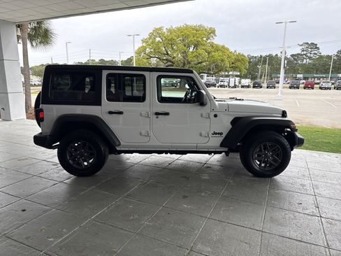 Used 2025 Jeep Wrangler Sport S image 9