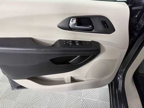 Used 2023 Chrysler Pacifica Touring-L FWD image 11