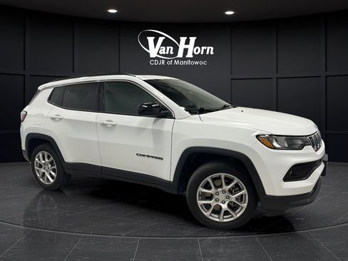 Used 2024 Jeep Compass Latitude w/ Sun and Sound Group AWD/4WD image 1