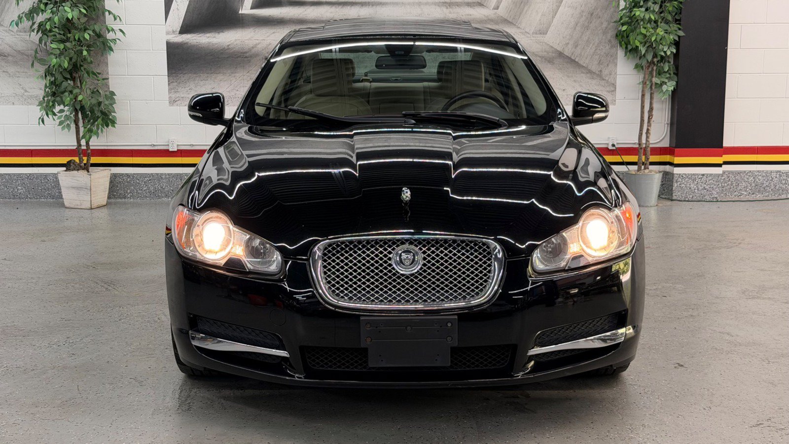 Used 2011 Jaguar XF RWD image 2