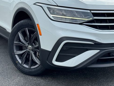 Used 2023 Volkswagen Tiguan SE w/ Panoramic Sunroof Package FWD image 3