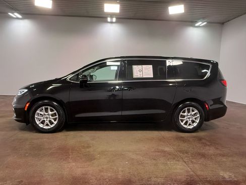Used 2024 Chrysler Pacifica Touring-L image 26