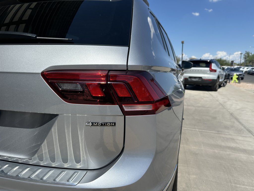 Used 2022 Volkswagen Tiguan SE w/ Panoramic Sunroof Package AWD/4WD image 12