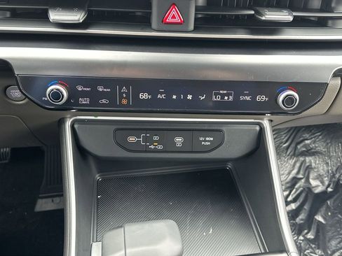 New 2025 Kia Carnival FWD image 22