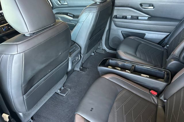 Used 2023 Nissan Pathfinder Platinum FWD image 11