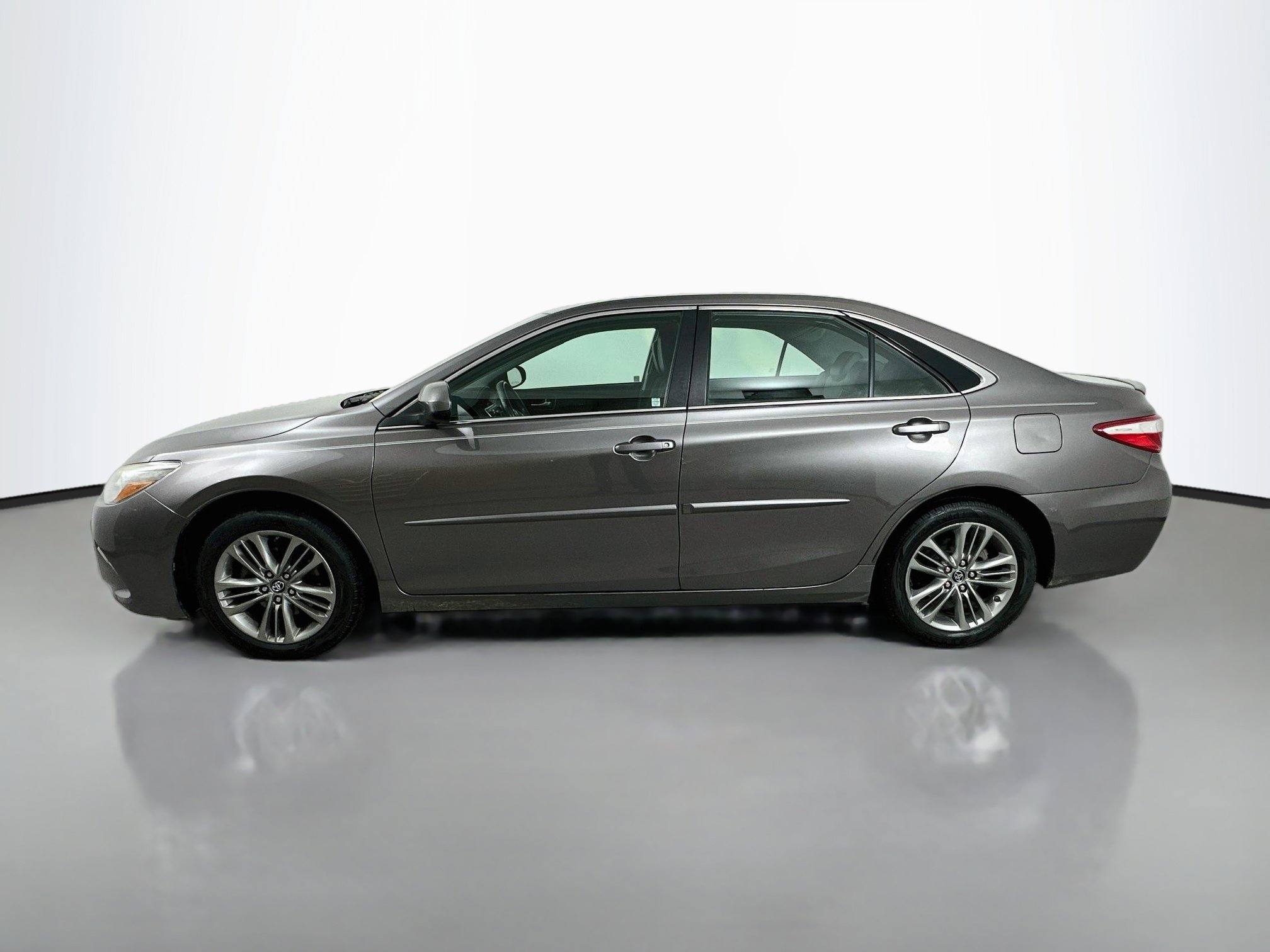 Used 2017 Toyota Camry SE FWD image 4