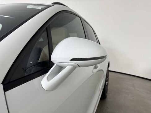 Certified 2025 Porsche Macan image 12