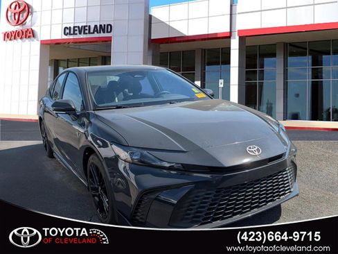 Used 2025 Toyota Camry SE FWD image 1