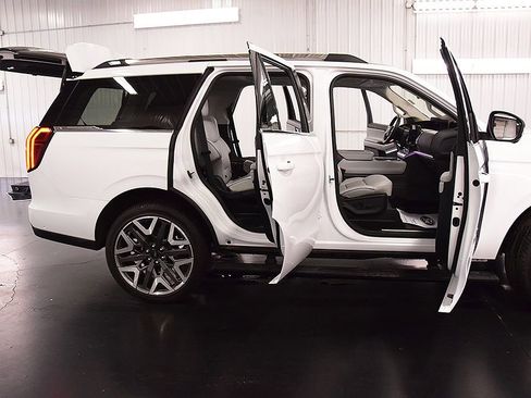 Used 2025 Ford Expedition Platinum w/ Platinum Ultimate Package AWD/4WD image 38