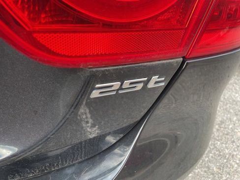 Used 2017 Jaguar XE image 9