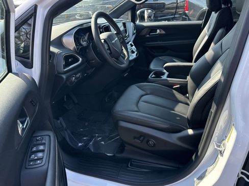 New 2026 Chrysler Pacifica Select w/ S Appearance Package FWD image 28