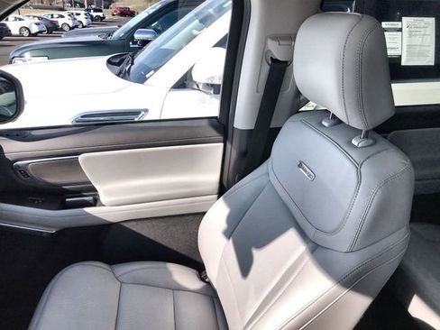 Used 2025 Ford Expedition Max Platinum image 25