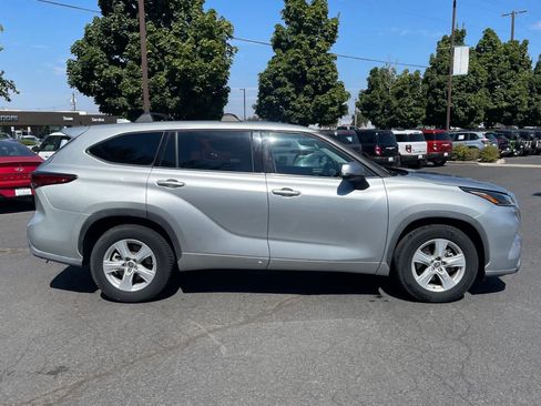 Used 2021 Toyota Highlander LE FWD image 6