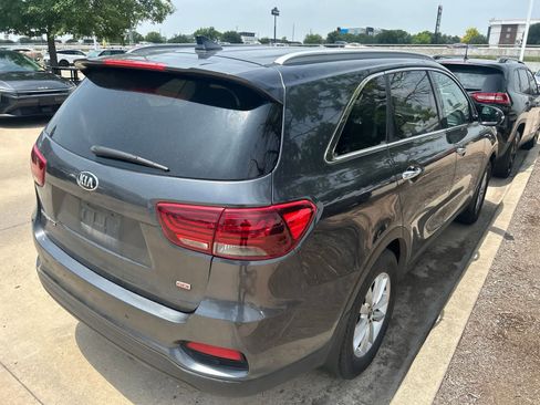 Used 2019 Kia Sorento FWD w/ LX Convenience Package image 4
