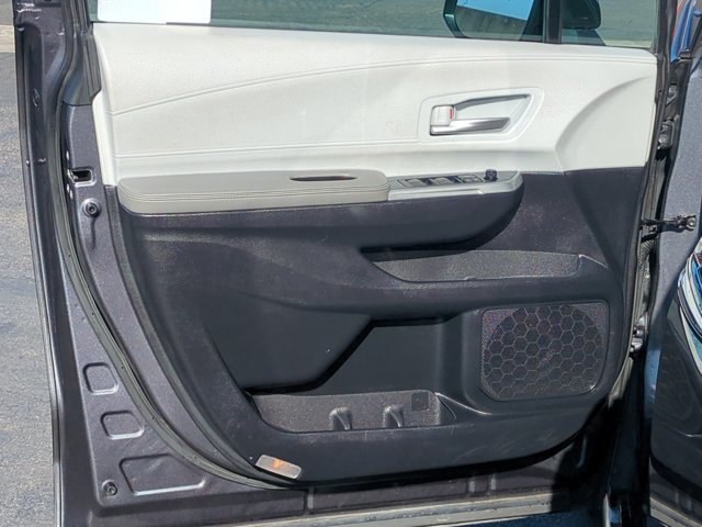 Used 2025 Toyota Sienna XLE FWD image 18