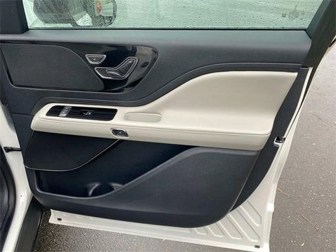 Used 2025 Lincoln Aviator 2WD image 37