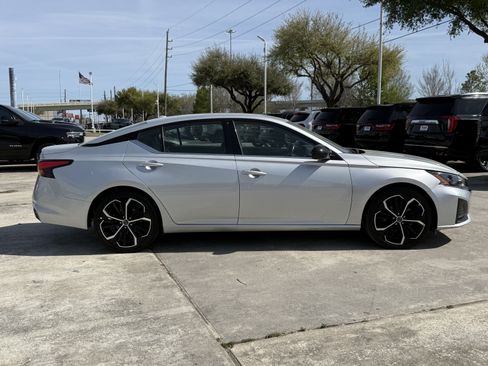 Used 2024 Nissan Altima 2.5 SR image 3