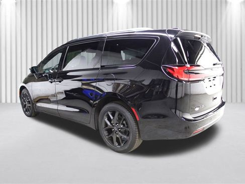 New 2026 Chrysler Pacifica Select w/ S Appearance Package image 5