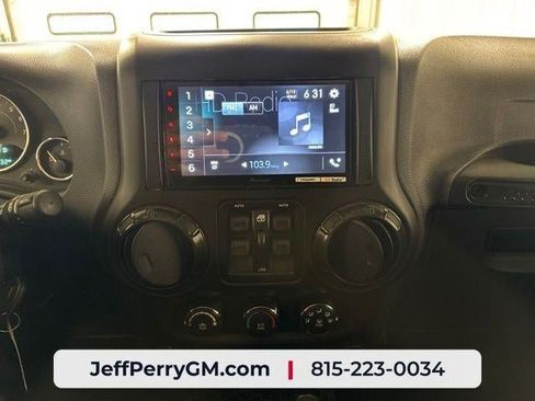 Used 2017 Jeep Wrangler Unlimited Sahara AWD/4WD image 18
