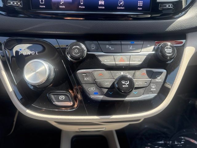 Used 2024 Chrysler Pacifica Touring-L FWD image 18