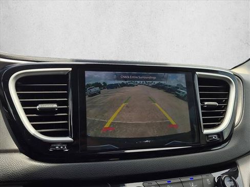 Used 2024 Chrysler Pacifica Touring-L FWD image 11