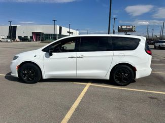 Used 2024 Chrysler Pacifica Limited video 2