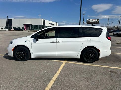 Used 2024 Chrysler Pacifica Limited image 2