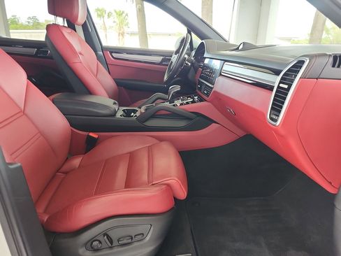 Used 2023 Porsche Cayenne image 18