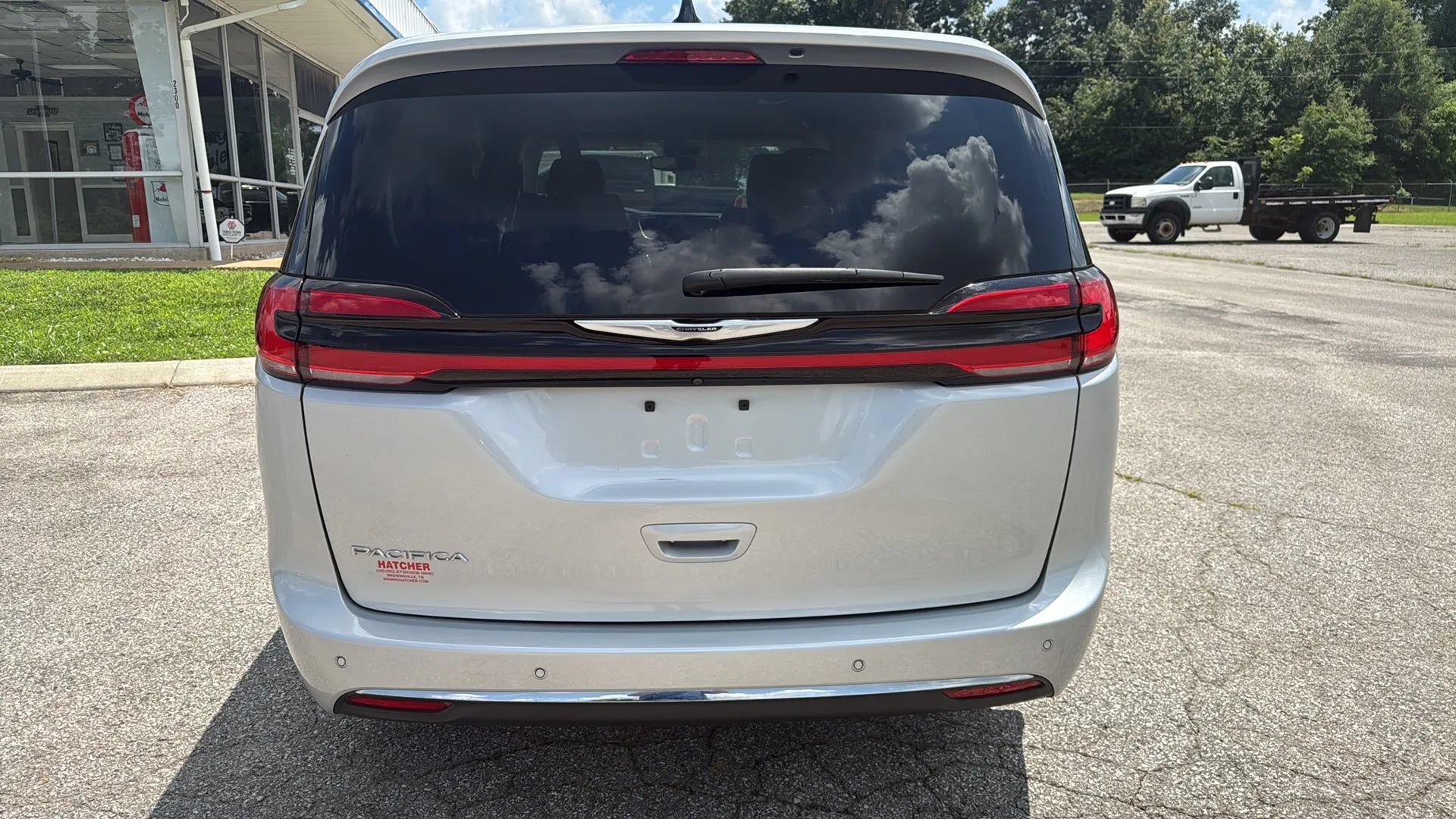 Used 2024 Chrysler Pacifica Touring-L FWD image 4