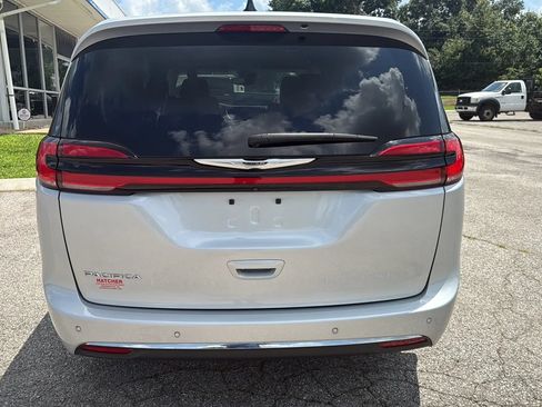 Used 2024 Chrysler Pacifica Touring-L FWD image 4
