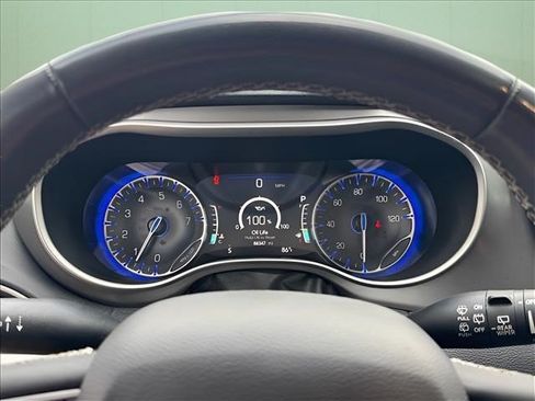 Used 2023 Chrysler Pacifica Touring-L FWD image 19