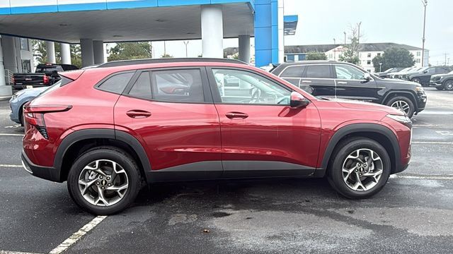 Used 2025 Chevrolet Trax LT w/ LT Convenience Package FWD image 8