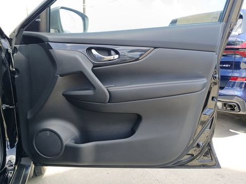 Used 2017 Nissan Rogue SL w/ SL Premium Package FWD image 12