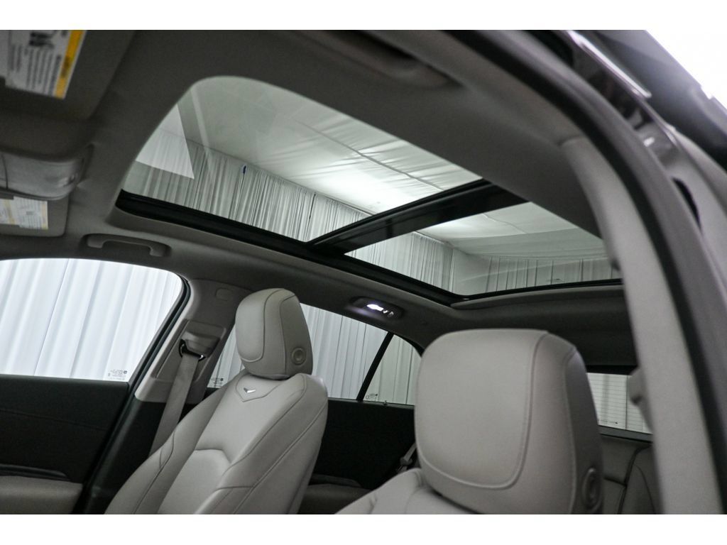 Used 2020 Cadillac XT4 Luxury w/ Cold Weather Package AWD/4WD image 13