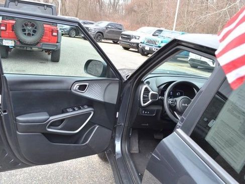 Used 2023 Kia Soul LX w/ LX Technology Package image 15