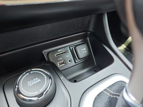 Used 2018 Jeep Cherokee Sport AWD/4WD image 19