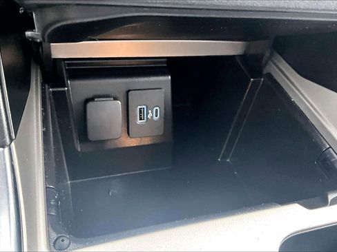 Used 2022 Ford Explorer XLT w/ Equipment Group 202A image 31