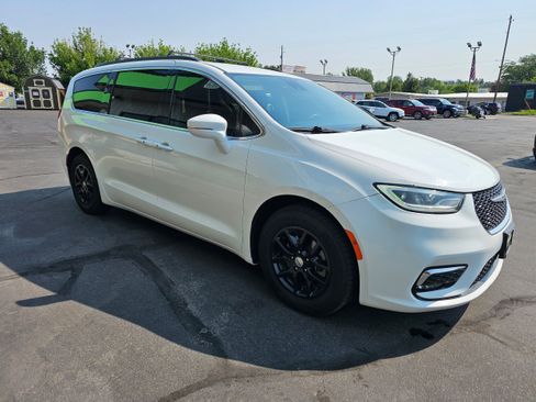 Used 2022 Chrysler Pacifica Touring-L FWD image 4