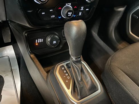 Used 2020 Jeep Renegade Latitude w/ Cold Weather Group AWD/4WD image 17