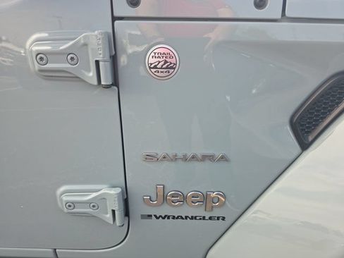 Used 2024 Jeep Wrangler Unlimited Sahara w/ Technology Group AWD/4WD image 7