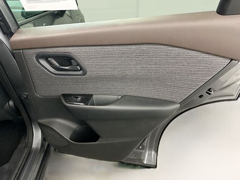 Used 2023 Nissan Rogue S AWD/4WD image 30