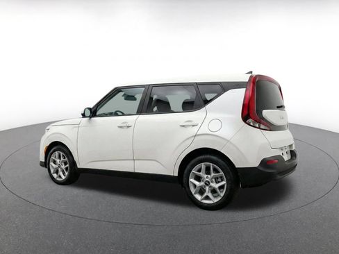 Used 2025 Kia Soul LX w/ LX Technology Package FWD image 7