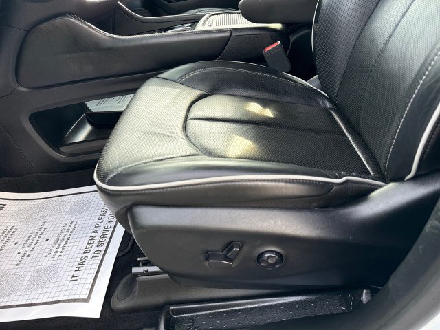 Used 2025 Chrysler Pacifica Limited FWD image 16