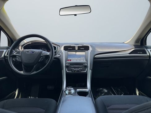 Used 2017 Ford Fusion SE w/ Fusion SE Technology Package FWD image 10