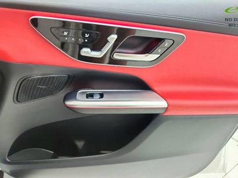 Used 2025 Mercedes-Benz GLC 300 4MATIC image 23