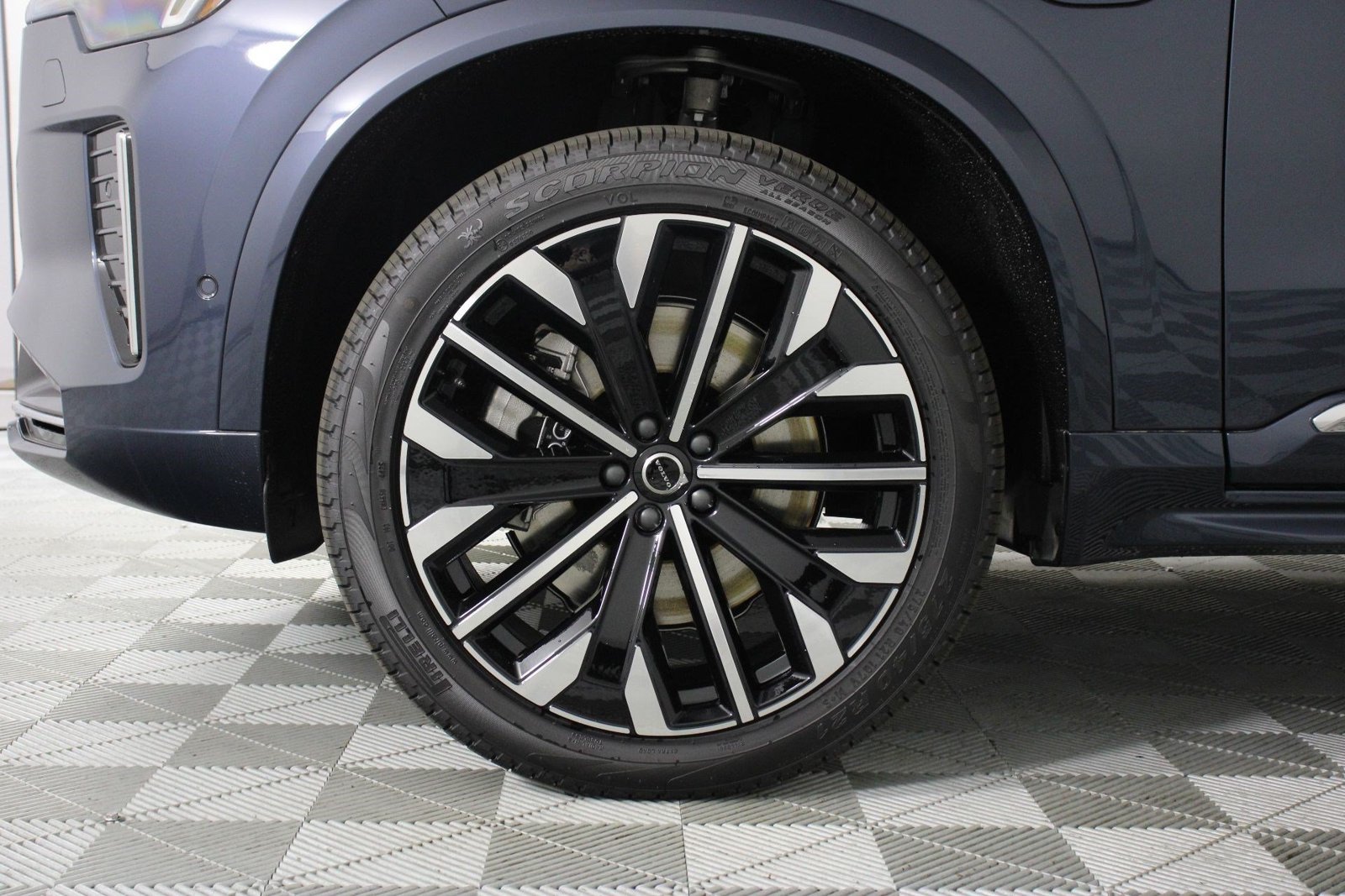 New 2026 Volvo XC90 T8 Plus w/ Protection Package Premier AWD/4WD image 13