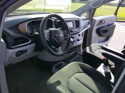 Used 2017 Chrysler Pacifica LX FWD image 41