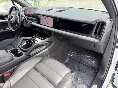 Certified 2026 Porsche Cayenne AWD/4WD image 26
