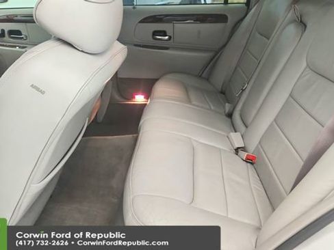 Used 2002 Lincoln Town Car Signature RWD image 18
